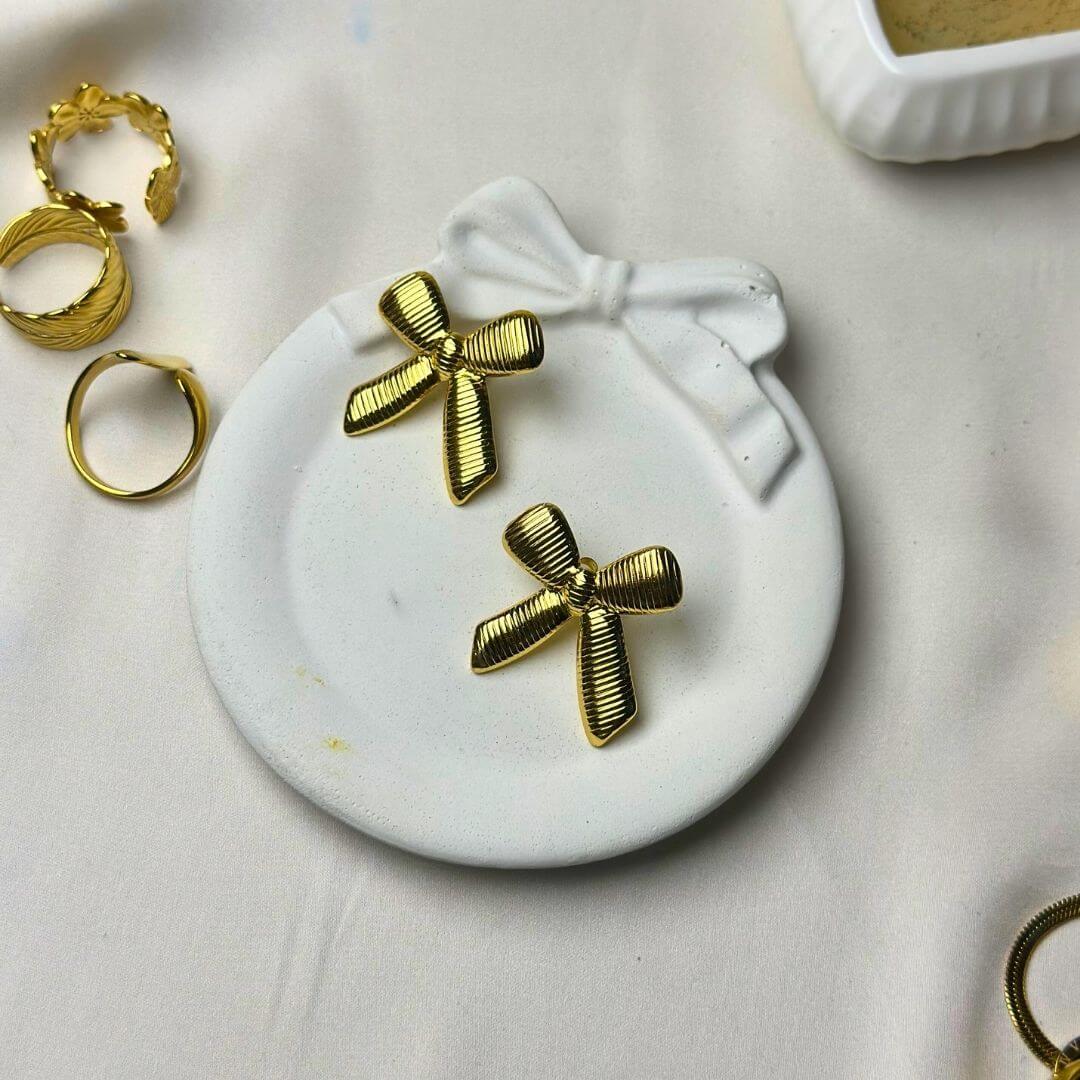 Dainty Knot by Diva Gane