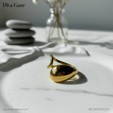 Vera Curve Ring